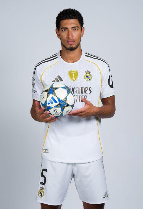 后卫关键拦截，守住关键领先（后卫致命抢断，稳住领先优势）