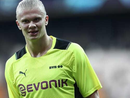 中后卫精准补防，挽救球队险境（中后卫及时补防，化解球队危机）