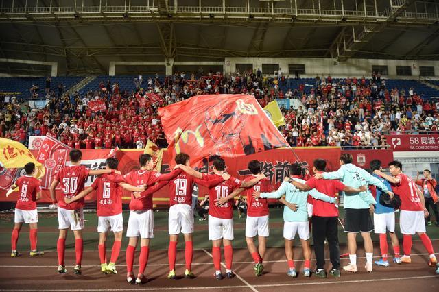 黄健翔谈中国女足0-8惨败：选材应整体性向大型化发展？（黄健翔评中国女足0-8失利：选材是否该走整体大个化路线？）