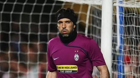 曼联最青睐的中场引援目标身价或将超过1亿英镑。（曼联看中的中场标价或将破亿英镑）