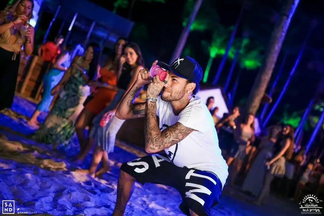 热议中超争冠：争冠悬念基本不在；申花没朋友拿不了冠军（中超冠军之争趋明朗：申花势孤难登顶）