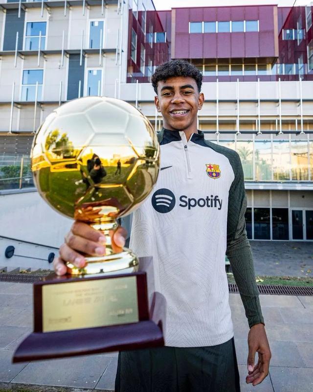 皇马近5场西甲1胜3平1负丢掉9分，从领先巴萨5分到落后4分（近5轮西甲皇马仅取1胜3平1负，痛失9分，领先巴萨5分变为落后4分）