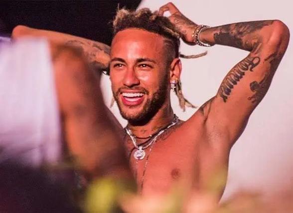 B费助攻梅开二度！英超56助超斯科尔斯独享曼联队史第四（B费用助两次！英超助攻达56次，超越斯科尔斯独占曼联队史第4）