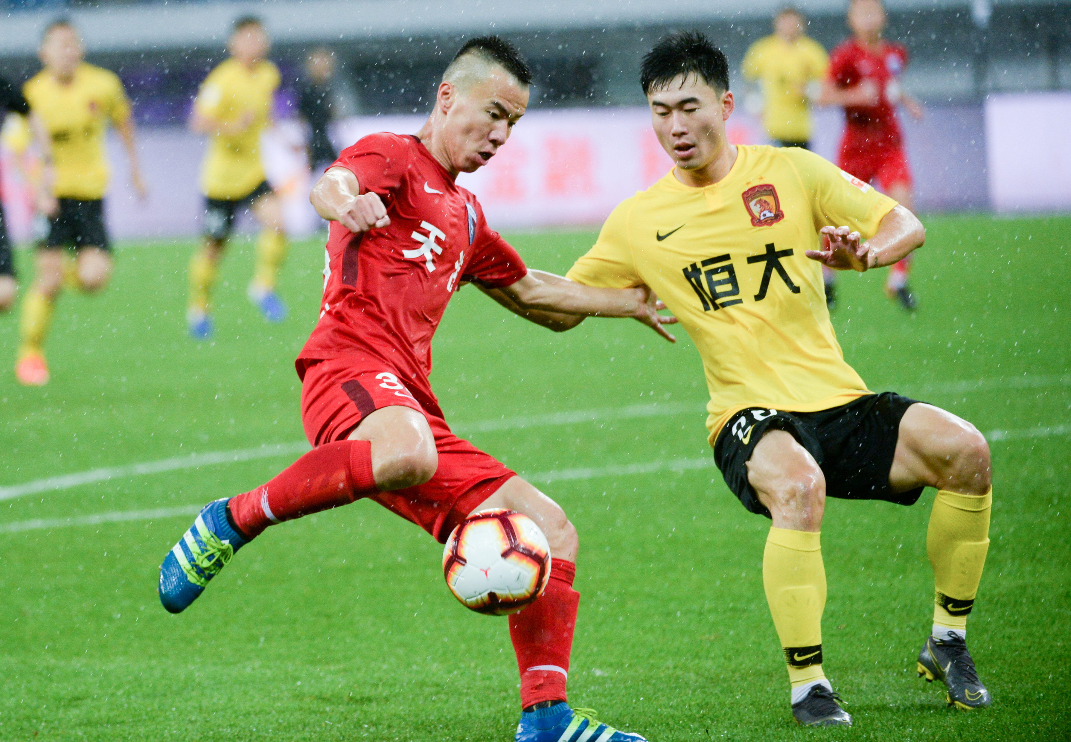 为迎接梅西到访，印度加尔各答街头正在建造梅西的雕像（印度加尔各答为迎梅西来访，街头兴建梅西雕像）