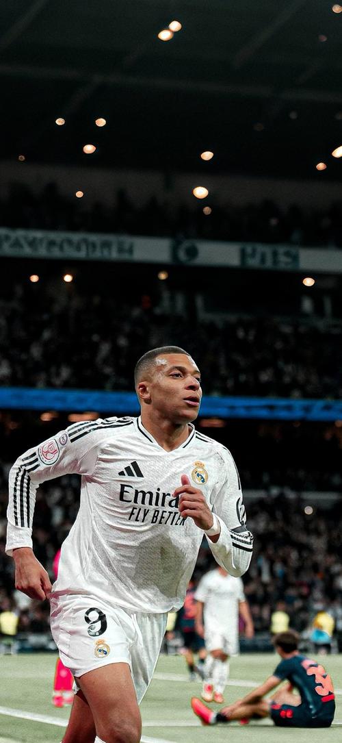 里程碑！德里克·怀特命中职业生涯第1000记三分（生涯里程碑！德里克·怀特投进第1000个三分球）