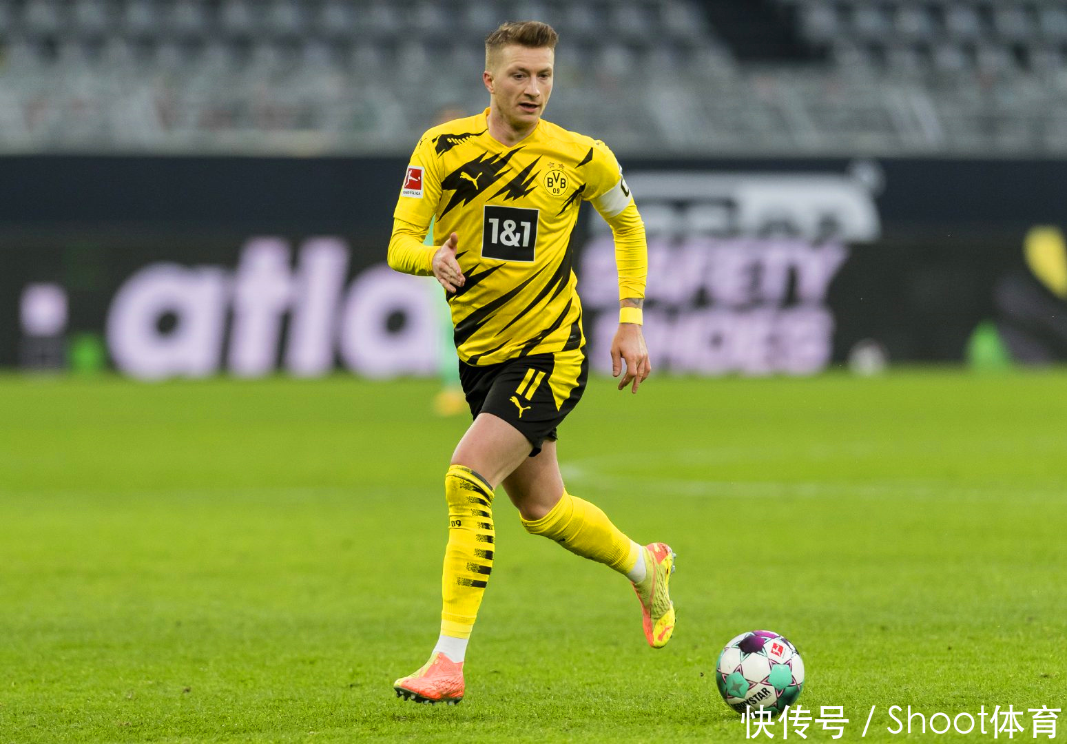 苏翊鸣在2025-2026赛季国际雪联单板滑雪世界杯北京站夺冠，以181.00分刷新个人最佳，连续完成三个1980度空翻，展现卓越实力。