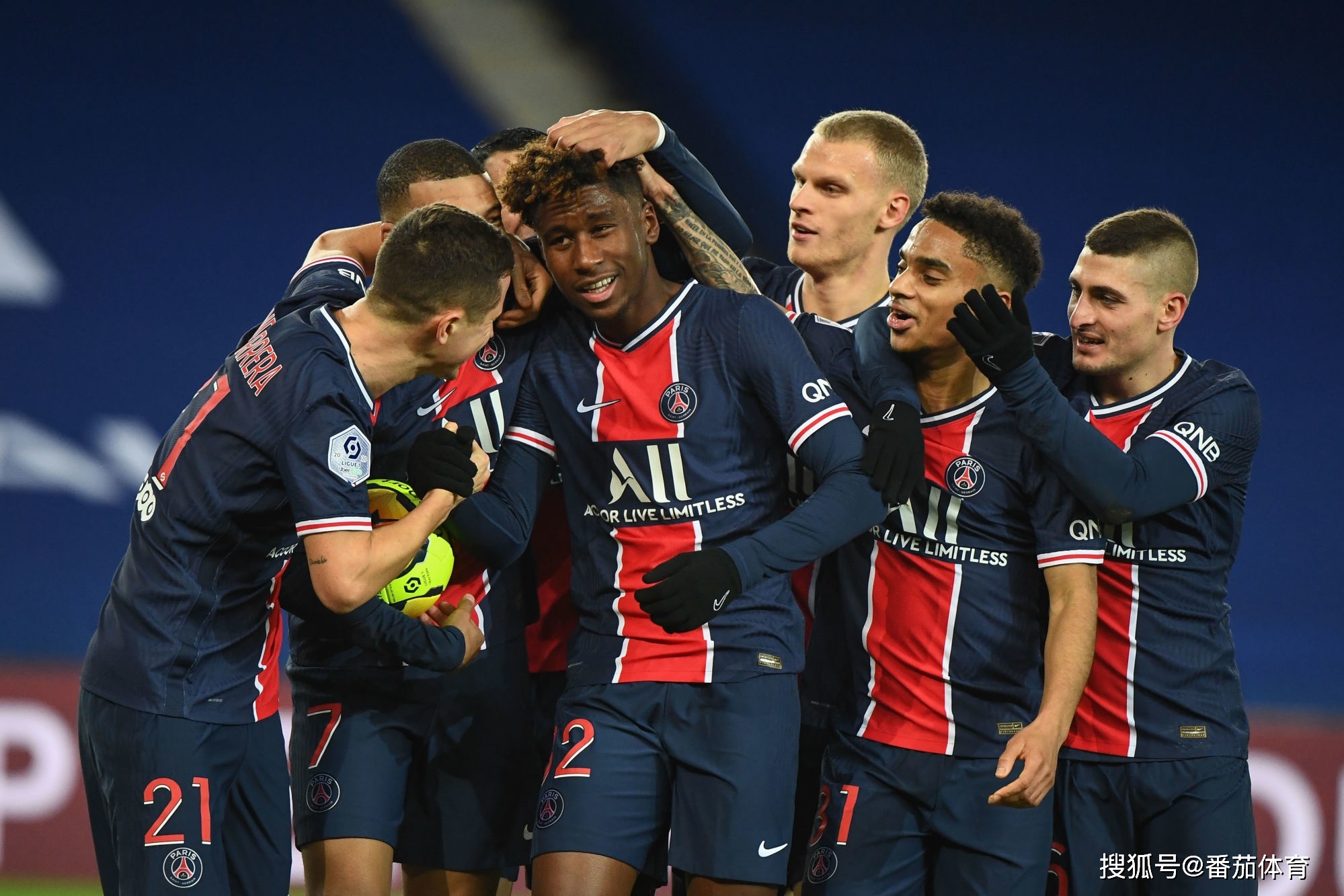 传闻：曼联和米兰球探现场考察18岁雷恩高中锋梅特（曝曼联与米兰派球探现场考察雷恩18岁中锋梅特）