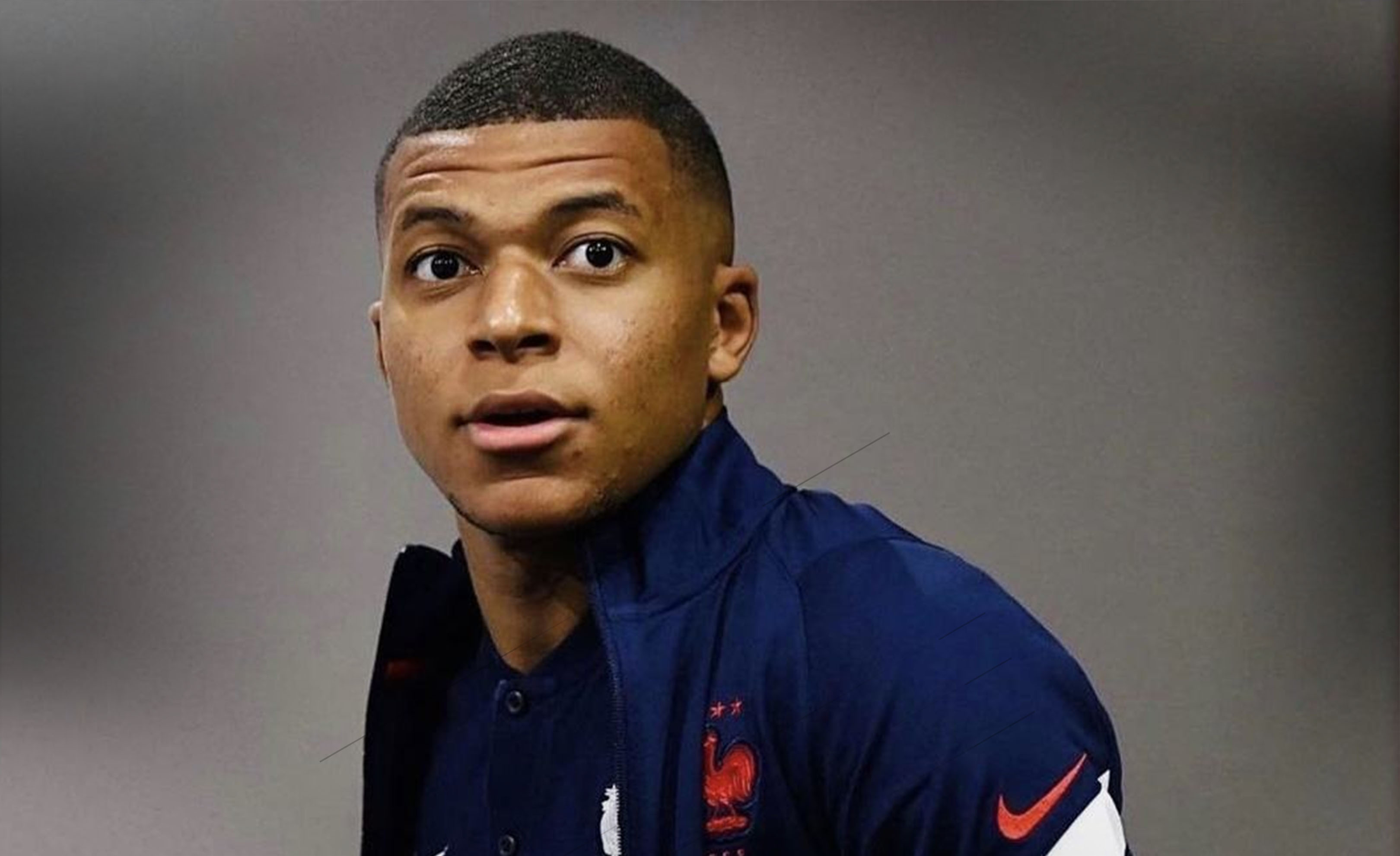 从手足无措到游刃有余，齐达内在公园学着踢毽子（齐达内公园练踢毽子：从手忙脚乱到驾轻就熟）