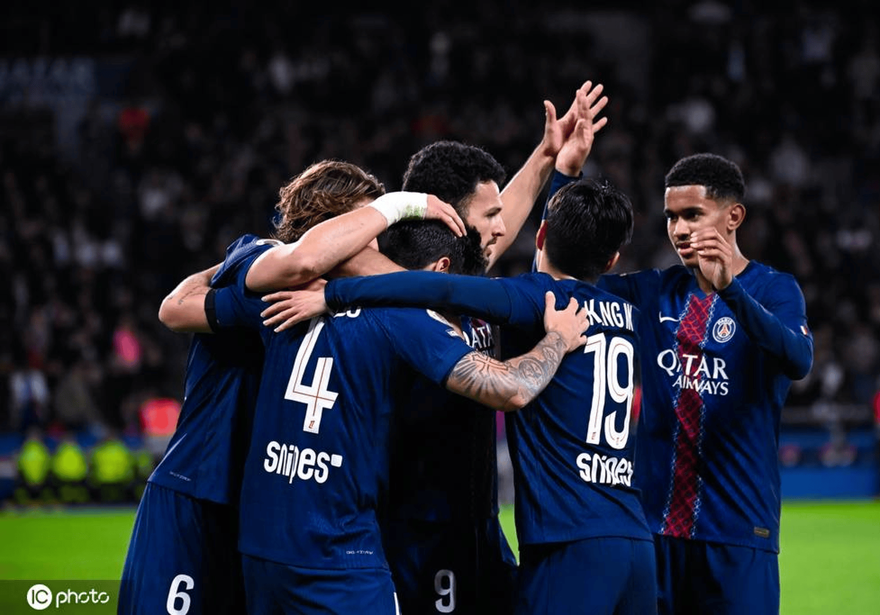 本泽马评选历史最佳阵容：（本泽马评出心目中历史最佳阵容）