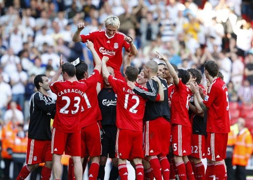 杜兰特关键中投命中，全场欢呼（杜兰特关键时刻中投命中，全场沸腾）