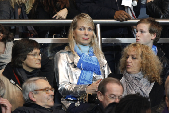 攻防一体！切特半场三分3中3轰13分5板3盖帽（攻守兼备！切特半场三分全中砍下13分5板3封盖）