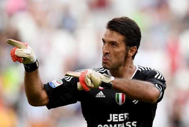 中国5拳手出征日本黑帮格斗赛！遭到围攻后奋起反击！（中国五名拳手赴日参加黑帮格斗赛，遭围攻后强势回击）