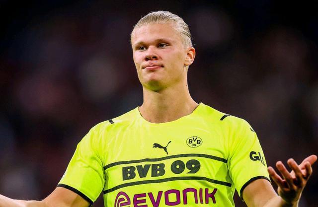 穆罕默德·萨拉赫因表现不佳和言论引发争议，被利物浦球迷认为职业生涯已结束，可能告别俱乐部。（状态低迷与言论风波，萨拉赫遭利物浦球迷视为生涯将尽，或告别红军）